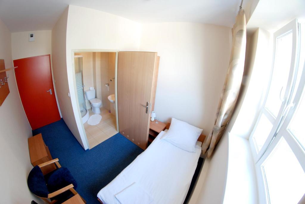 Hotel Stacja Кутно Номер фото